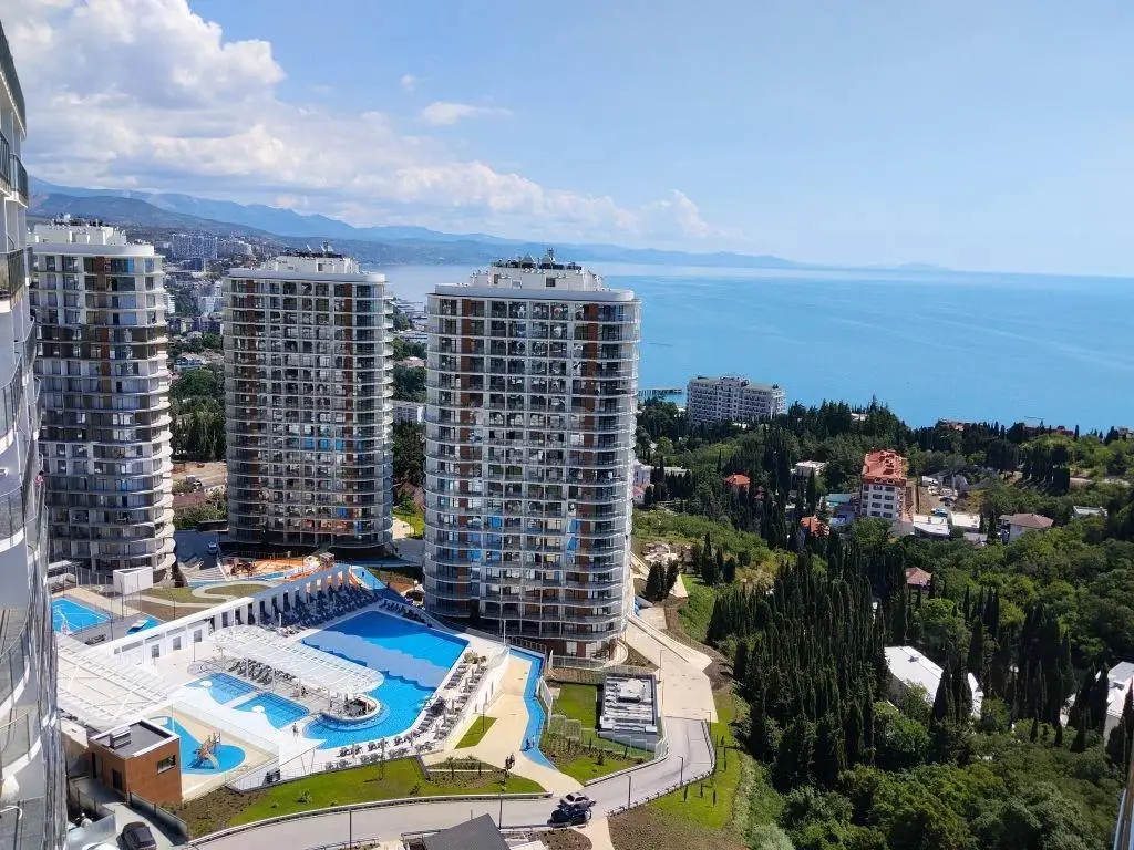 Вид на море с бассейном